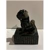 Image 2 : MOTTLED GREEN JADE 'GUARDIAN LION' IMPERIAL STAMP