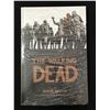 Image 1 : THE WALKING DEAD BOOK SEVEN