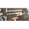 Image 8 : GREEN TOTE OF OLD TOOLS