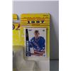 Image 2 : 1997 Starting Line-up Hockey Figurine and Card - Wayne Gretzky (NIB)