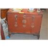 Image 4 : RED LACQUERED CHESTS ON STANDS (31" X 14") (PAIR)