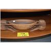 Image 1 : POLYNESIAN CARVED WOOD BOWL , 2 FIGURES HANDLES
