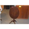 Image 2 : GEORGIAN TRIPOD TIP TOP TABLE