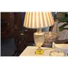 Image 1 : GLASS TABLE LAMP W/SHADE (27 3/4")