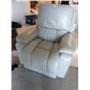 Image 4 : Cream Colored Lazy Boy Leather Recliner With All The Bells And Whistles