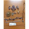 Image 1 : Assortment Of Broches, Clip-on Earrings, And Bracelets