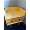 Image 1 : Beaver Furniture Co. Side Table