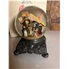 Image 2 : Vinyl Christmas Tree and Snow Globe
