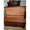 Image 7 : Antique Cedar Chest Cat C