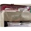 Image 2 : Hotel Grande King Size White Down Duvet All Season Medium Weight