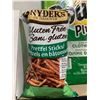 Image 2 : Snyder's Gluten Free Pretzel Sticks Honey Mustard & Onion 12 x 220g