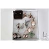 Image 1 : Selection of collectible and vintage jewellery including 14kt gold earrinbgs, maracite brooches, cam