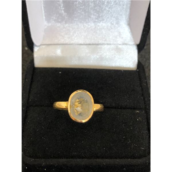 18K LADIES RING WITH WHITE STONE