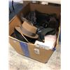 Image 1 : BOX OF ASSORTED MEN'S AND WOMEN'S CLOTHING INCLUDING PANTS, SHIRTS, HATS AND MORE