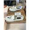 Image 1 : 2 LADIES WHITE MANITOBAH MUKLUKS SIZE 7 WITH BEADED ACCENTS