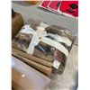 Image 2 : 3 MANITOBAH MUKLUKS / MOCCASINS CARE KITS, 4 ASSORTED MANITOBAH MUKLUKS SHEEP SKIN INSOLES, AND