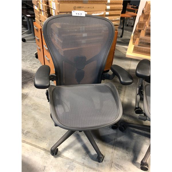 HERMAN MILLER AERON GRAPHITE FULLY ADJUSTABLE TASK CHAIR SIZE C RETAIL PRICE $2243 CAN