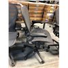 Image 2 : HERMAN MILLER AERON GRAPHITE FULLY ADJUSTABLE TASK CHAIR SIZE C RETAIL PRICE $2243 CAN