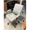 Image 2 : NIGHTINGALE GREY IC2 7300 MULTI-ADJUSTMENT TASK CHAIR