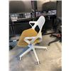 Image 2 : HERMAN MILLER ZEPH GOLD/BEIGE TASK CHAIR