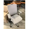 Image 2 : NIGHTINGALE GREY IC2 7300 MULTI-ADJUSTMENT TASK CHAIR