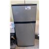 Image 1 : MAGIC CHEF MCDR450SEF COMPACT REFRIGERATOR/FREEZER