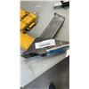 Image 3 : 2 FLOORING NAILERS, CINCH LEVER AND MALLET UNTESTED