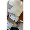Image 3 : MAYTAG 8,000 BTU WINDOW MOUNT AIR CONDITIONER