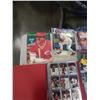 Image 2 : LOT OF HOCKEY CARDS AND COLLECTIBLE SPORTS ILLUSTRATED MAGAZINES