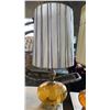 Image 5 : 2 VINTAGE TRANSPARENT GLASS TABLE LAMPS