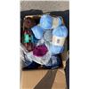 Image 2 : BAG AND BOX OF YARN