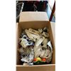 Image 2 : BOX OF PORCELAIN AND GLASS COLLECTIBLES