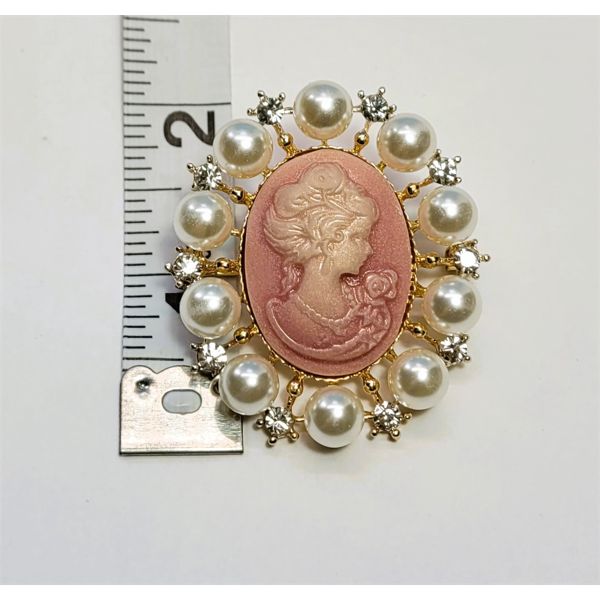 VINT. GOLD TONE WITH PEARLS AND PINK CAMEO BROOCH