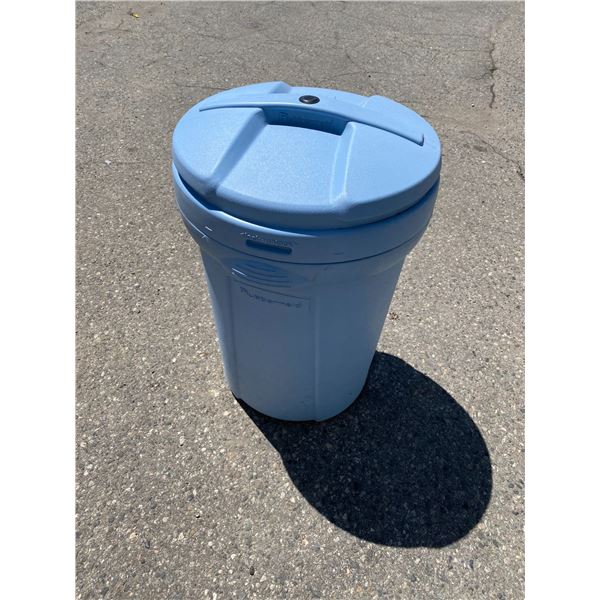 Rubbermaid garbage can with lid