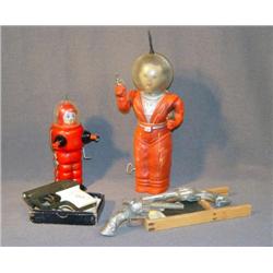 TRAY LOT W/TOY SPACE MEN, CAP PISTOLS, ETC