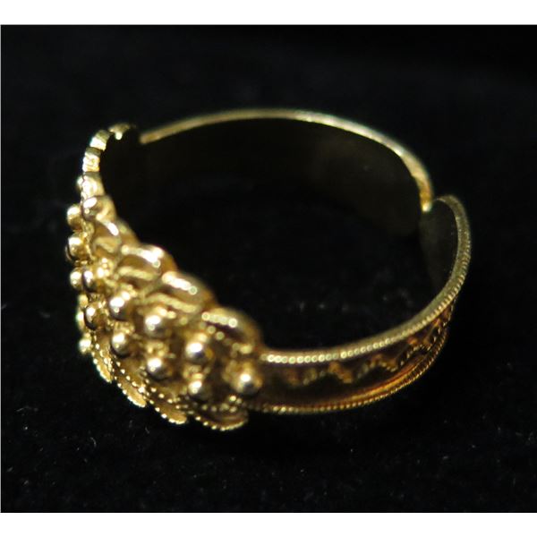 Gold 14K Raised Design Ring 2.30g Size 5.75