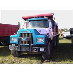 1986 MACK DM685S TRI-AXLE DUMP