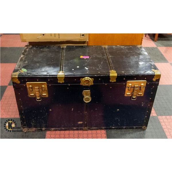 VINTAGE METAL STEAMER TRUNK