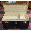 Image 2 : VINTAGE METAL STEAMER TRUNK