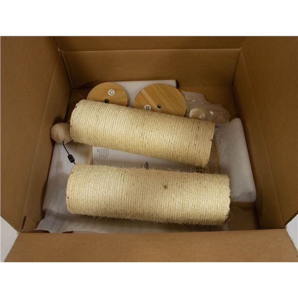 CAT SCRATCHING POST IN BOX