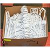 Image 1 : BOX WITH 120 PLASTIC HANGERS