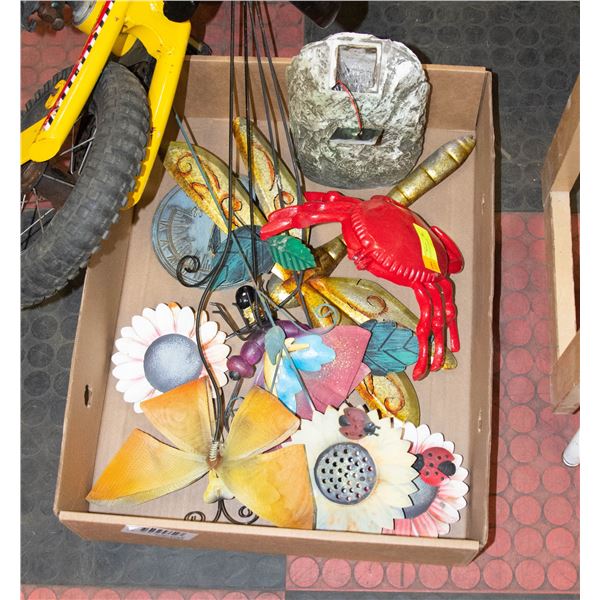 8 PIECES OF GARDEN DECOR