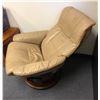 Image 2 : Contemporary leather semi-reclining comfortable arm chair