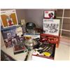 Image 1 : Large group of misc. kitchen items - includes Bonne blender, Braun KGZ 2 Meet grinder, Food containe