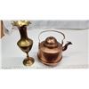 Image 3 : Brass vase and copper tea pot