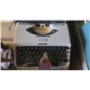 Image 2 : vintage underwood 18 typewriter in case