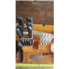 Image 3 : lot of kitchen knives, marble rolling pin and kitchen scale