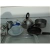 Image 2 : Assorted household items