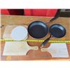 Image 1 : 2 frying pans & 3 wooden cutting boards + Ceramic pot holder