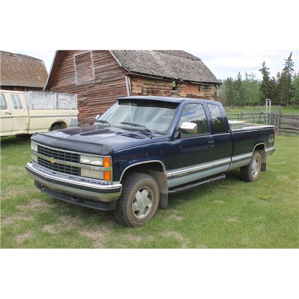 1993 Chev K1500, V8, Auto, 4X4-doesn't work, 233,650 km, loaded, new plugs, wire alternator, distrib